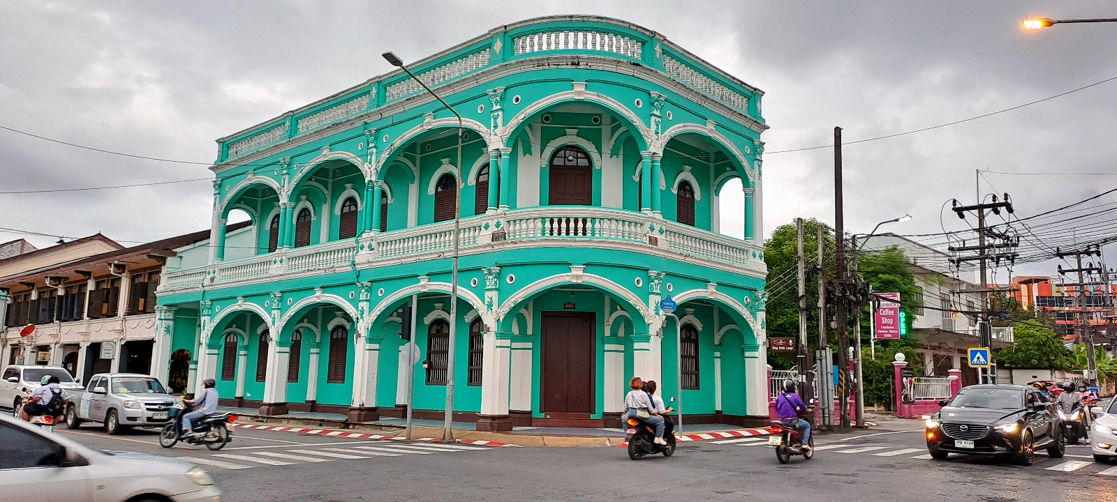Photo de la ville de Phuket avec un bâtiment bleu turquoise