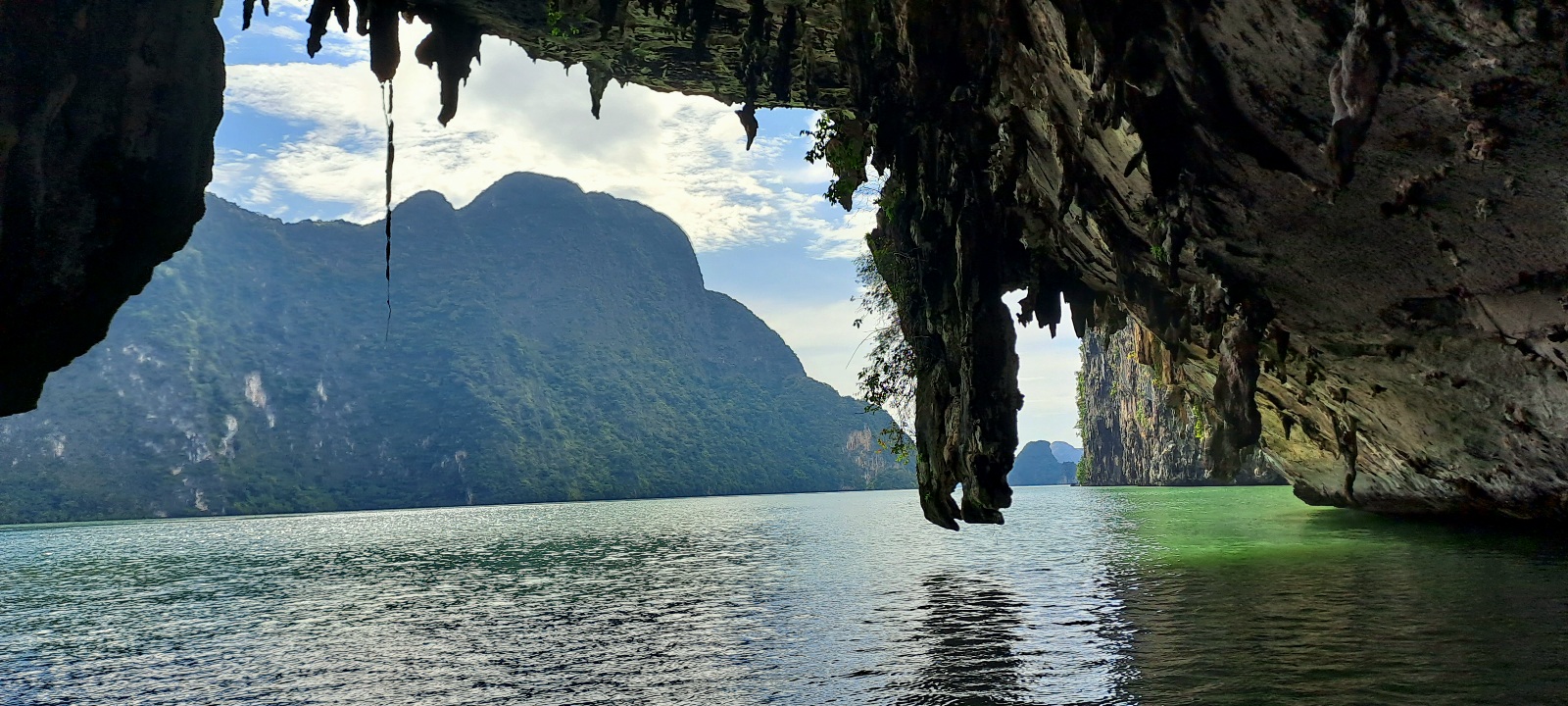 Photo de la baie Phang Nga, il y a un rocher suspendu et une colline en arrière plan