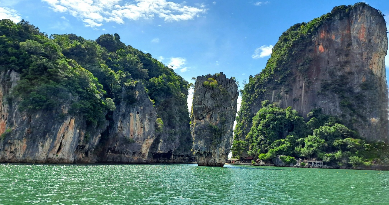Photo de James Bond Island representée par 2 énormes rochers qui entoure un petit
