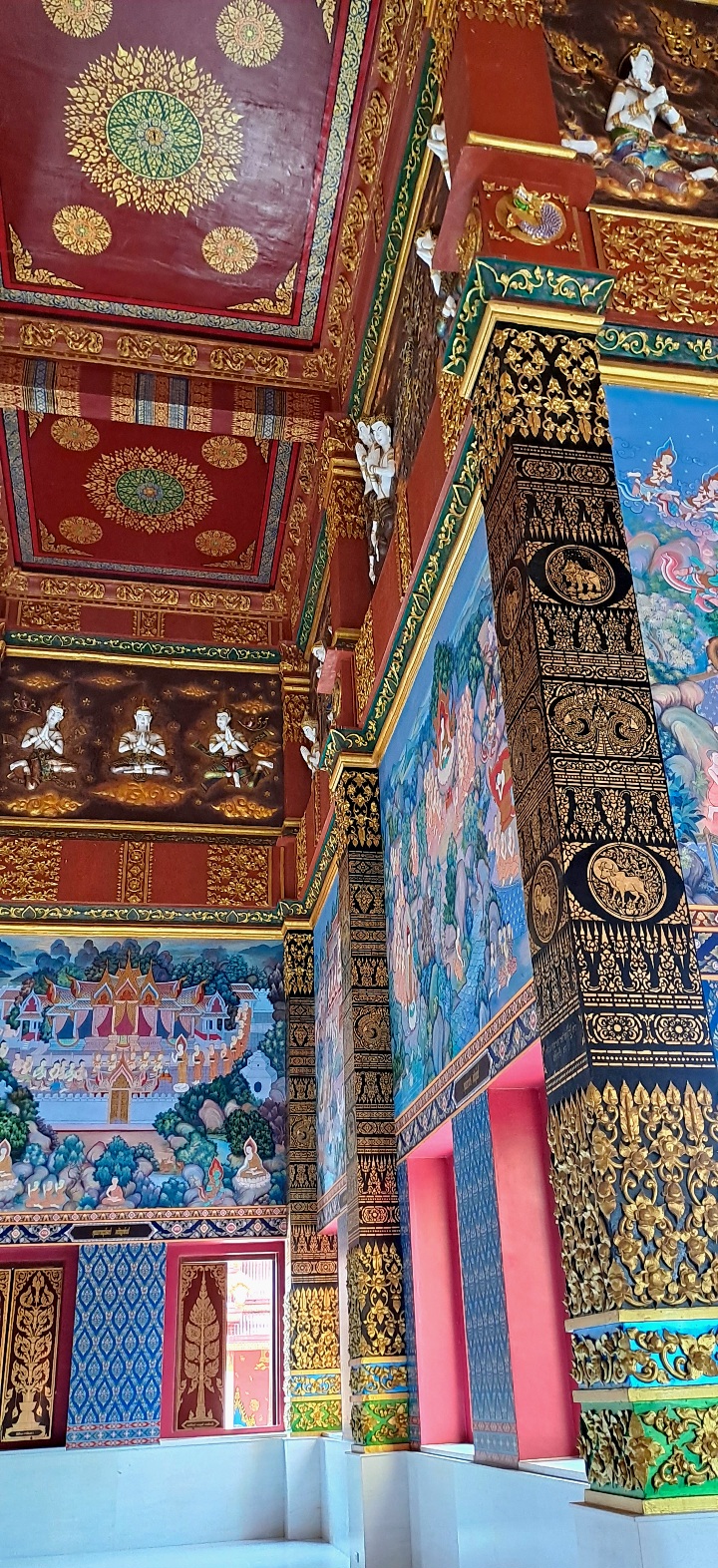 Photo de l'intérieur d'un temple Thaïlandais avec pleins de couleurs et de dorures