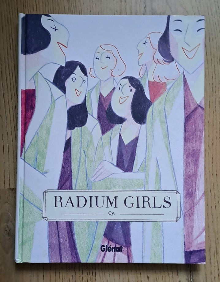 Photo de la première de couverture de la BD, les radium girls sont representées dans leur tenue de travail